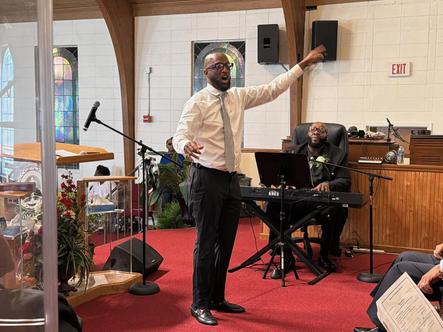 Rickey Smiley directing choir

